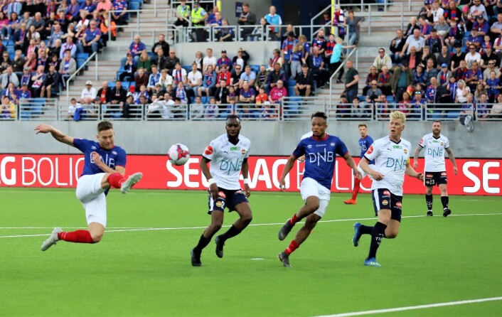 Nære på for Matthías Vilhjálmsson mot slutten av første omgang. Foto: André Kjernsli Nære på for Matthías Vilhjálmsson mot slutten av første omgang. Foto: André Kjernsli