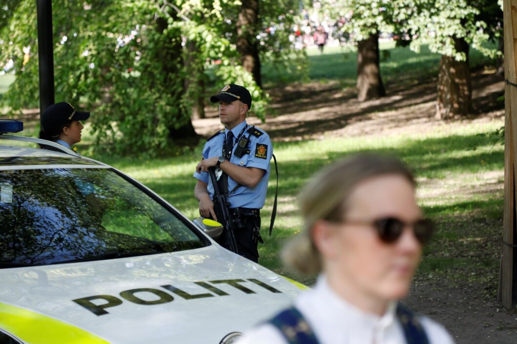 Bevæpnet politi gikk rundt i sidegatene i Oslo på 17. mai. Foto: Ola Vatn / NTB scanpix Bevæpnet politi gikk rundt i sidegatene i Oslo på 17. mai. Foto: Ola Vatn / NTB scanpix