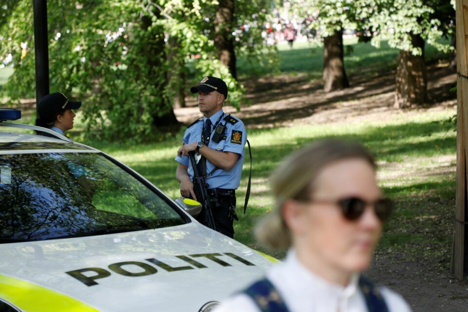 Bevæpnet politi gikk rundt i sidegatene i Oslo på 17. mai. Foto: Ola Vatn / NTB scanpix