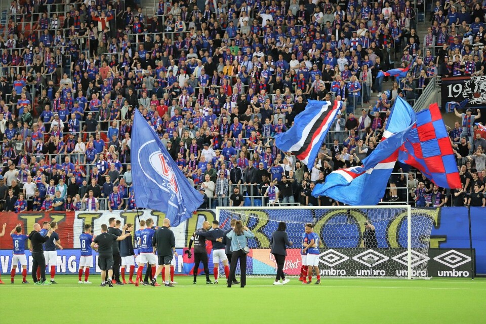 Klanen og VIF fotball fikk en fin oppladning til nasjonaldagen. Foto: André Kjernsli