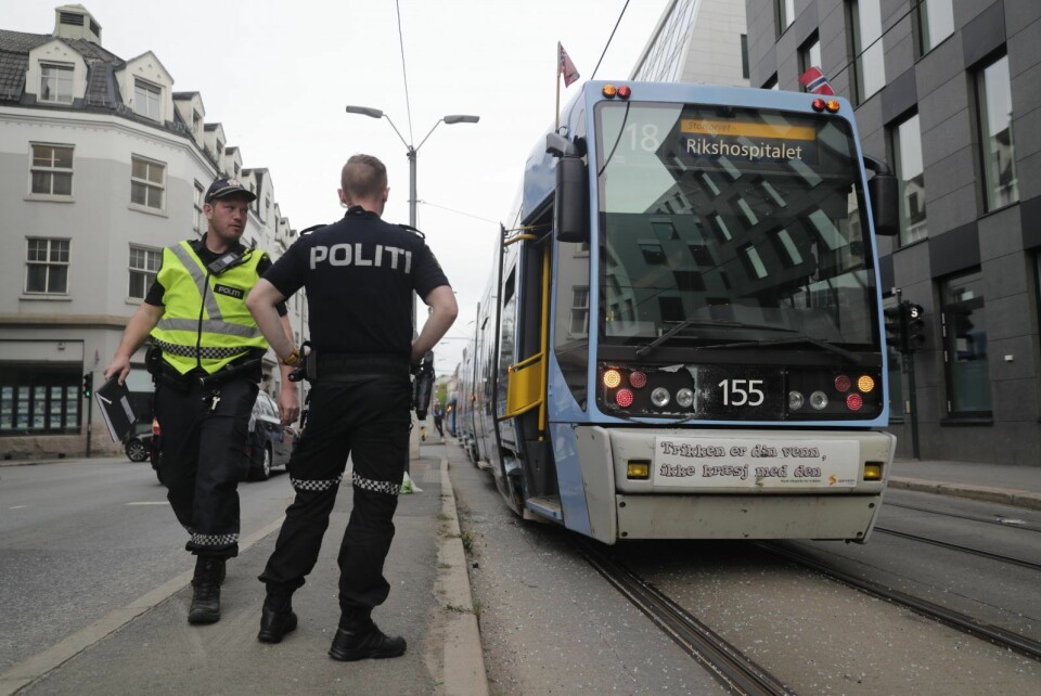 Politiet på plass i Schweigaards gate etter at en kvinne ved 19-tiden 17-mai ble påkjørt av trikken like ved bussterminalen på Grønland. Foto: Cornelius Poppe / NTB scanpix