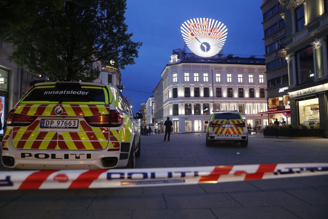 Politiet jakter tre antatte gjerningspersoner. En kvinne og to menn skal ha løpt fra Egertorget i retning Slottet rett etter at 27-åringen ble stukket ned. Foto: Cornelius Poppe / NTB scanpix Politiet jakter tre antatte gjerningspersoner. En kvinne og to menn skal ha løpt fra Egertorget i retning Slottet rett etter at 27-åringen ble stukket ned. Foto: Cornelius Poppe / NTB scanpix