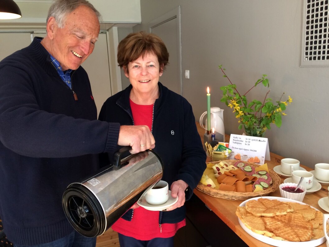 Egil Hagen er en av de frivillige som steker vafler og skjenker kaffe, for eksempel til Eva Nergaard. Foto: Magnhild Landrø Egil Hagen er en av de frivillige som steker vafler og skjenker kaffe, for eksempel til Eva Nergaard. Foto: Magnhild Landrø