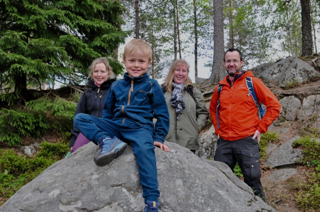Vår nye turvenn Martin Kvist til høyre. Mika poserer foran oss. — Tusen takk for turen, Martin. Neste gang velger du turmål. Foto: Katja Johanne Pihl Vår nye turvenn Martin Kvist til høyre. Mika poserer foran oss. — Tusen takk for turen, Martin. Neste gang velger du turmål. Foto: Katja Johanne Pihl
