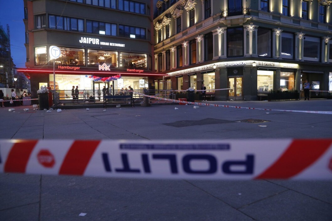 En kvinne og to menn skal ha løpt fra Egertorget i retning Slottet rett etter at mannen ble stukket ned. Foto: Cornelius Poppe / NTB scanpix En kvinne og to menn skal ha løpt fra Egertorget i retning Slottet rett etter at mannen ble stukket ned. Foto: Cornelius Poppe / NTB scanpix