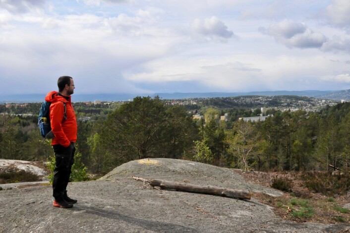 Byen bretter seg ut under føttene våre på St. Hansås. Denne åsen var festplass på St. Hansaften for Fjelstadfamilien og familiene fra de andre husmannsplassene rundt. En kan bli filosofisk av mindre. Foto: Katja Johanne Pihl Byen bretter seg ut under føttene våre på St. Hansås. Denne åsen var festplass på St. Hansaften for Fjelstadfamilien og familiene fra de andre husmannsplassene rundt. En kan bli filosofisk av mindre. Foto: Katja Johanne Pihl