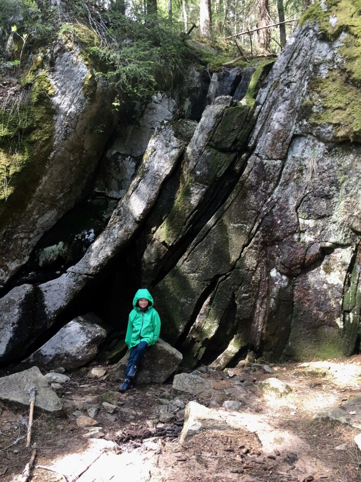 Mika er seks år. Dryppet er 1 milliard år. Aldersforskjellen gjør ingenting, de to er perlevenner. Foto: Katja Johanne Pihl Mika er seks år. Dryppet er 1 milliard år. Aldersforskjellen gjør ingenting, de to er perlevenner. Foto: Katja Johanne Pihl