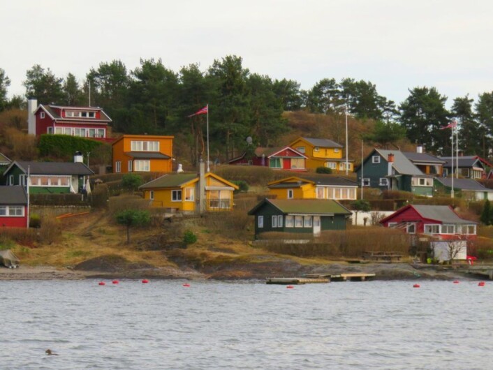 Hytteidyll på vestsiden av Lindøya. Velforeningene har vist interesse for å kjøpe øyperlene fra Statsbygg. Foto: Kyrre S. Seim Hytteidyll på vestsiden av Lindøya. Velforeningene har vist interesse for å kjøpe øyperlene fra Statsbygg. Foto: Kyrre S. Seim