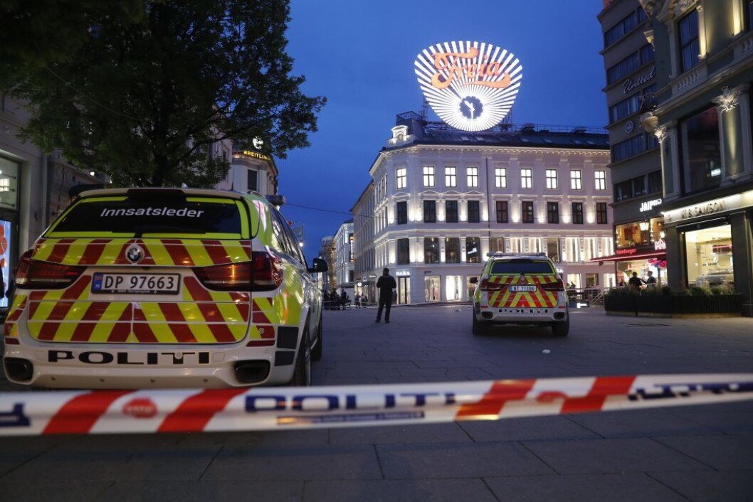Politiet jakter tre antatte gjerningspersoner. En kvinne og to menn skal ha løpt fra Egertorget i retning Slottet rett etter at 27-åringen ble stukket ned. Foto: Cornelius Poppe / NTB scanpix Politiet jakter tre antatte gjerningspersoner. En kvinne og to menn skal ha løpt fra Egertorget i retning Slottet rett etter at 27-åringen ble stukket ned. Foto: Cornelius Poppe / NTB scanpix