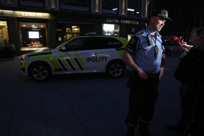 Operativ uteleder Svein Arild Jørundland snakker med pressen etter at mannen ble stukket ned på Egertorget. Nå går politiet gjennom overvåkingsbilder og ønsker kontakt med vitner. Foto: Cornelius Poppe / NTB scanpix Operativ uteleder Svein Arild Jørundland snakker med pressen etter at mannen ble stukket ned på Egertorget. Nå går politiet gjennom overvåkingsbilder og ønsker kontakt med vitner. Foto: Cornelius Poppe / NTB scanpix