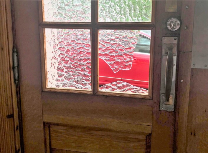 Da politiet kom viste det seg at vindusruta i inngangsdøren til oppgangen i bygården var knust. Og det var blodspor på veggene i oppgangen. Foto: Jorunn Mathisen Da politiet kom viste det seg at vindusruta i inngangsdøren til oppgangen i bygården var knust. Og det var blodspor på veggene i oppgangen. Foto: Jorunn Mathisen