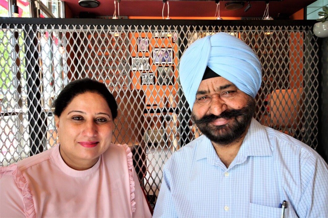 Ektemannen Harinder Singh kom til Norge i 1983 mens ektefellen Kiran Jot kom i 1988. Men familien i India har drevet restaurant i over 100 år, og noen av rettene på Theka er basert på oppskrifter som går flere generasjoner tilbake. Foto: André Kjernsli Ektemannen Harinder Singh kom til Norge i 1983 mens ektefellen Kiran Jot kom i 1988. Men familien i India har drevet restaurant i over 100 år, og noen av rettene på Theka er basert på oppskrifter som går flere generasjoner tilbake. Foto: André Kjernsli