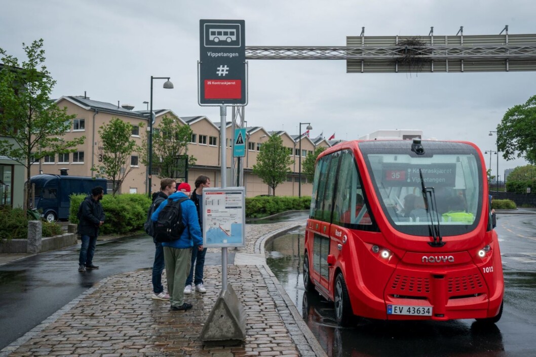 De førerløse bussene går nå i vanlig kollektivtrafikk langs Akershuskaia. Fra og med denne første turen kan alle personer med gyldig Ruter-billett sitte på med de selvkjørende bussene. Foto: Heiko Junge / NTB scanpix De førerløse bussene går nå i vanlig kollektivtrafikk langs Akershuskaia. Fra og med denne første turen kan alle personer med gyldig Ruter-billett sitte på med de selvkjørende bussene. Foto: Heiko Junge / NTB scanpix