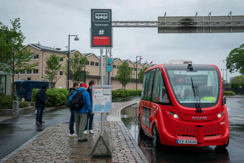 De førerløse bussene går nå i vanlig kollektivtrafikk langs Akershuskaia. Fra og med denne første turen kan alle personer med gyldig Ruter-billett sitte på med de selvkjørende bussene. Foto: Heiko Junge / NTB scanpix