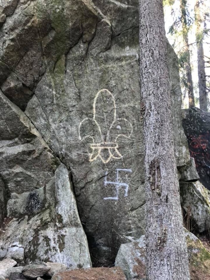 I en drøy måned fikk hakekorset stå på Speidersteinen. Foto: Thoralf Bergersen I en drøy måned fikk hakekorset stå på Speidersteinen. Foto: Thoralf Bergersen