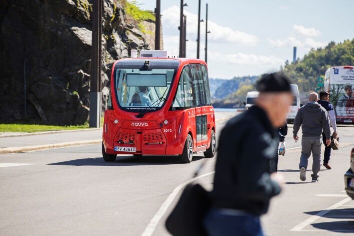 Om noe eller noen kommer i veien for bussen, vil den stoppe. VårtOslo vil anbefale å ta på sikkerhetsbeltet. Bussen stopper fort og brått hvis den må. Foto: Ruter Om noe eller noen kommer i veien for bussen, vil den stoppe. VårtOslo vil anbefale å ta på sikkerhetsbeltet. Bussen stopper fort og brått hvis den må. Foto: Ruter