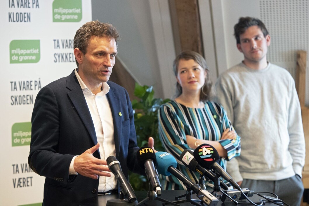 � Bompengedebatten er en nærsynt og overskriftspreget sak som vi kommer til å glemme om et par år, mener Oslos miljøbyråd og nasjonal talsperson for MDG, Arild Hermstad. Her før partiets landsmøte i Asker. Une Bastholm til høyre for Hermstad. Foto: Ryan Kelly / NTB scanpix � Bompengedebatten er en nærsynt og overskriftspreget sak som vi kommer til å glemme om et par år, mener Oslos miljøbyråd og nasjonal talsperson for MDG, Arild Hermstad. Her før partiets landsmøte i Asker. Une Bastholm til høyre for Hermstad. Foto: Ryan Kelly / NTB scanpix