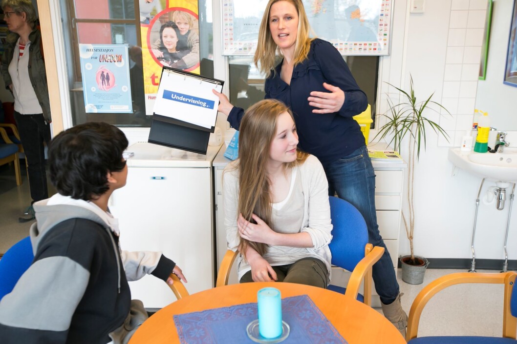 Ungdomskoleelevene Ali Zaman og Helle Haglund (begge 14 år) og helsesykepleier Angela Vaage er fornøyde med skolehelsetjenesten på Fjelsrud ungdomsskole. Illustrasjonsfoto: Heiko Junge / NTB scanpix Ungdomskoleelevene Ali Zaman og Helle Haglund (begge 14 år) og helsesykepleier Angela Vaage er fornøyde med skolehelsetjenesten på Fjelsrud ungdomsskole. Illustrasjonsfoto: Heiko Junge / NTB scanpix