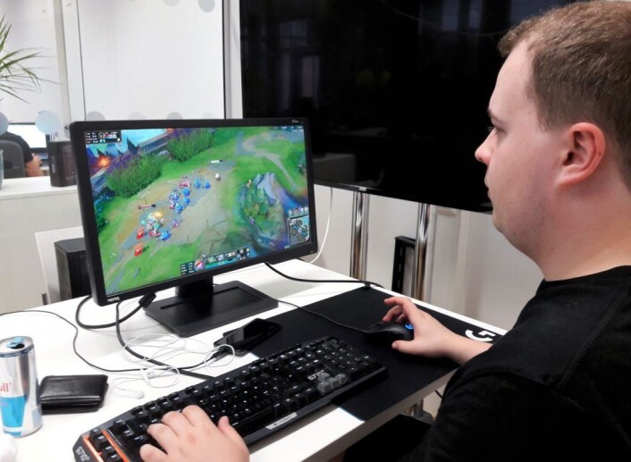 Det er Lasse "Fykling" Sleby som legger strategien for spillerne. Sleby kom fra Danmark i fjor høst. Foto: Anders Høilund Det er Lasse "Fykling" Sleby som legger strategien for spillerne. Sleby kom fra Danmark i fjor høst. Foto: Anders Høilund