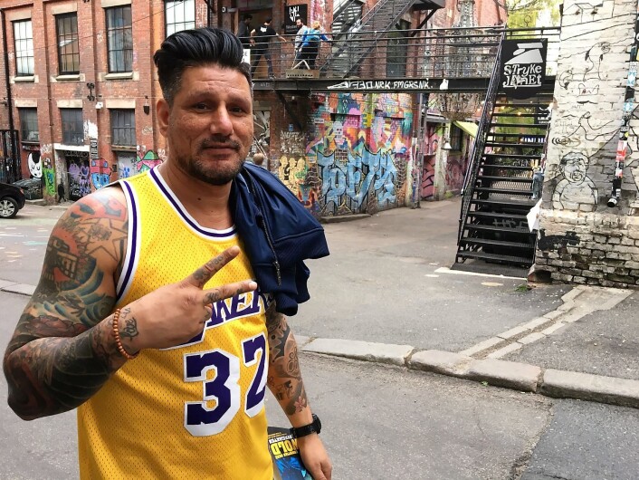 Khawar Gomi Sadiq har jobbet med ungdommer i tre tiår og blitt knivstukket 19 ganger. Foto: Vegard Velle Khawar Gomi Sadiq har jobbet med ungdommer i tre tiår og blitt knivstukket 19 ganger. Foto: Vegard Velle