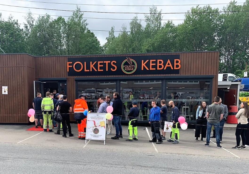 Folk sto helt ut på gata for å få mat i den nye kebabsjappa på Alnabru. Foto: Sirwan Alikhani Folk sto helt ut på gata for å få mat i den nye kebabsjappa på Alnabru. Foto: Sirwan Alikhani