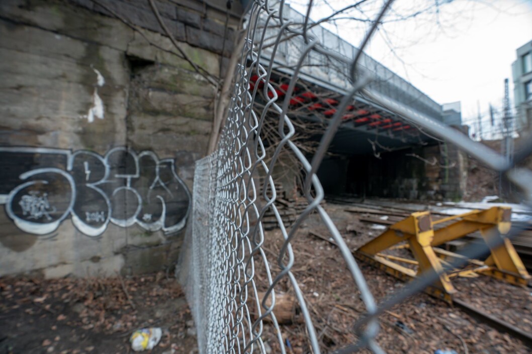 En gutt mistet livet, mens en jente og en gutt ble kritisk skadd etter at de tok seg inn i en tunnel her ved Filipstad i Oslo og kom i kontakt med en strømførende kilde. Foto: Heiko Junge / NTB scanpix En gutt mistet livet, mens en jente og en gutt ble kritisk skadd etter at de tok seg inn i en tunnel her ved Filipstad i Oslo og kom i kontakt med en strømførende kilde. Foto: Heiko Junge / NTB scanpix