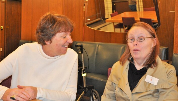 Ordfører Maianne Borgen (SV) og Marion Risa avbildet under en pause i bystyrets møte 27. februar i år. Da trodde Marion at ordførerens parti og de andre rødgrønne partiene ville være med på å rydde opp. Men først nå er det klart at Marion Risa slipper gjengs leie i den kommunale boligen hun leier. Foto: Arnsten Linstad Ordfører Maianne Borgen (SV) og Marion Risa avbildet under en pause i bystyrets møte 27. februar i år. Da trodde Marion at ordførerens parti og de andre rødgrønne partiene ville være med på å rydde opp. Men først nå er det klart at Marion Risa slipper gjengs leie i den kommunale boligen hun leier. Foto: Arnsten Linstad
