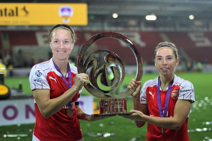 Casey Stoney til venstre etter seier mot Notts County i Continental cup final. Den gang, i 2015, spilte hun for Arsenal Ladies. Foto: Wikimedia Commons Casey Stoney til venstre etter seier mot Notts County i Continental cup final. Den gang, i 2015, spilte hun for Arsenal Ladies. Foto: Wikimedia Commons