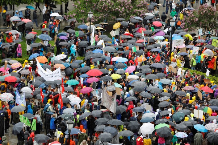 Tusener av elever var møtt opp i regnet foran Stortinget i protest mot landets klimapolitikk. Foto: Ole Berg-Rusten / NTB scanpix Tusener av elever var møtt opp i regnet foran Stortinget i protest mot landets klimapolitikk. Foto: Ole Berg-Rusten / NTB scanpix