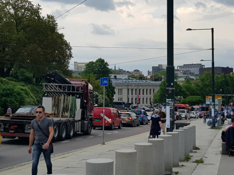 Bildet av tett trafikk I Henrik Ibsens gate mot rundkjøringen ved Nationaltheatret er tatt klokken 16.44, 21. mai, dagen etter at Løkkeveien ble stengt. Foto: Christina Østergaard