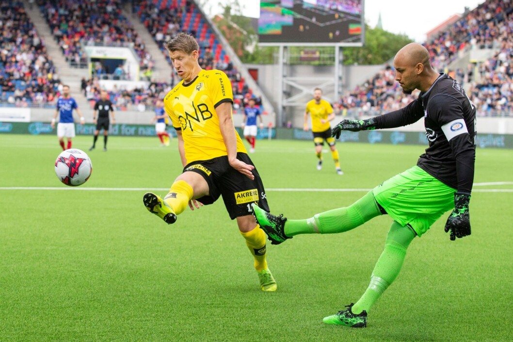 Vålerenga-keeper Adam Larsen Kwarasey hadde ikke sin beste kamp i kveld. Foto: Audun Braastad / NTB scanpix Vålerenga-keeper Adam Larsen Kwarasey hadde ikke sin beste kamp i kveld. Foto: Audun Braastad / NTB scanpix