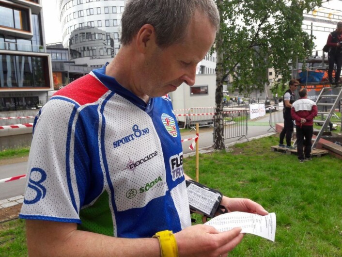 Familiesport. Det var barna som fikk med seg far Terje Blindheim ut på orientering. Foto: Anders Høilund Familiesport. Det var barna som fikk med seg far Terje Blindheim ut på orientering. Foto: Anders Høilund
