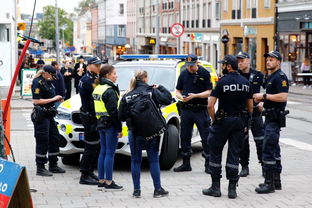 Politiet gjør tekniske undersøkelser og avhører vitner etter at det ble avfyrt skudd på Grünerløkka i Oslo lørdag kveld. Foto: Audun Braastad / NTB scanpix Politiet gjør tekniske undersøkelser og avhører vitner etter at det ble avfyrt skudd på Grünerløkka i Oslo lørdag kveld. Foto: Audun Braastad / NTB scanpix