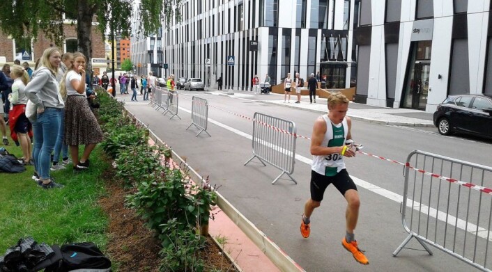 Kasper Fosser fra Heming fikk lange blikk fra deler av publikum på vei mot sin sølvmedalje. Foto: Anders Høilund Kasper Fosser fra Heming fikk lange blikk fra deler av publikum på vei mot sin sølvmedalje. Foto: Anders Høilund
