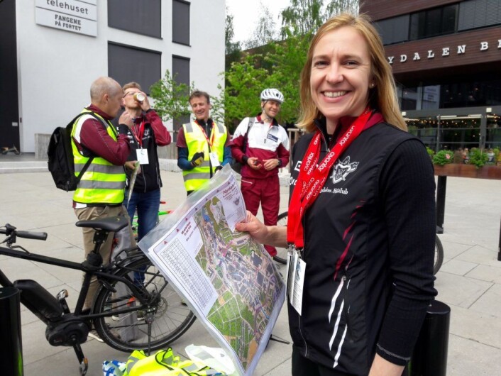 Løypelegger Elise Egseth var blid og tilsynelatende alle steder på en gang før start. Foto: Anders Høilund Løypelegger Elise Egseth var blid og tilsynelatende alle steder på en gang før start. Foto: Anders Høilund