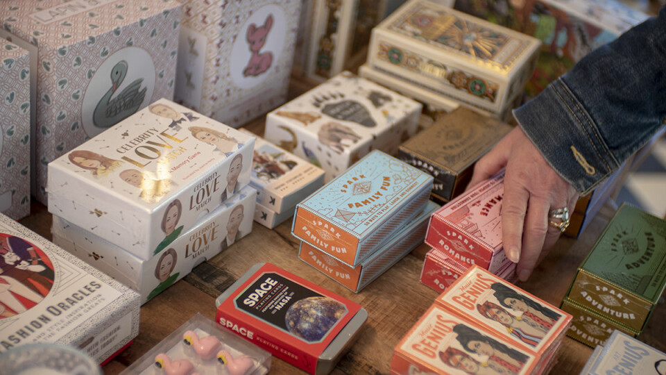 På bordet ligger tarotkort, tegneblokk og hukommelsesleker. Foto: Thor Langfeldt