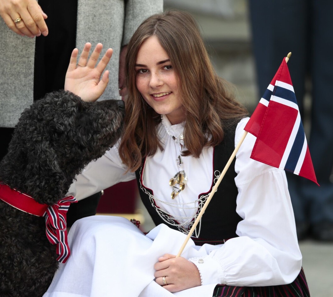 Prinsesse Ingrid Alexandra tar imot barnetoget i Asker 17. mai på Skaugum. Fra høsten blir prinsessen tiendeklassing på Urra. Foto: Lise Åserud / NTB scanpix Prinsesse Ingrid Alexandra tar imot barnetoget i Asker 17. mai på Skaugum. Fra høsten blir prinsessen tiendeklassing på Urra. Foto: Lise Åserud / NTB scanpix