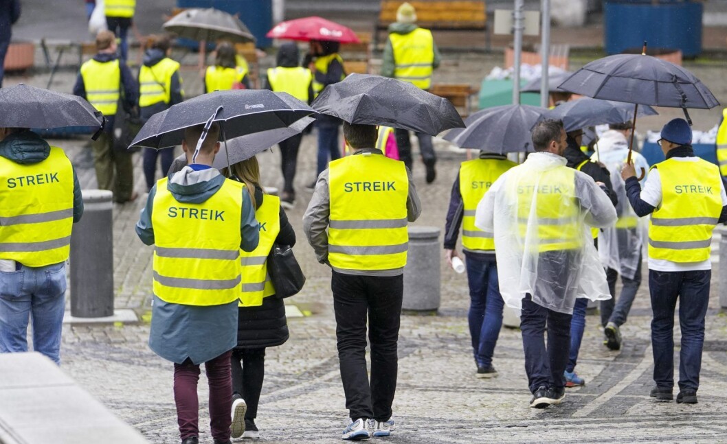Omlag 140 ansatte, de aller fleste i ulike byrådsavdelinger og bystyrets sekreteriat, gikk natt til fredag ut i streik da Akademikerne brøt meklingen med Oslo kommune i årets mellomoppgjør. Foto: Fredrik Hagen / NTB scanpix Omlag 140 ansatte, de aller fleste i ulike byrådsavdelinger og bystyrets sekreteriat, gikk natt til fredag ut i streik da Akademikerne brøt meklingen med Oslo kommune i årets mellomoppgjør. Foto: Fredrik Hagen / NTB scanpix