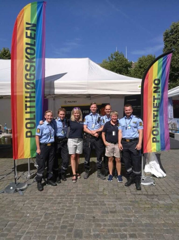 Kontrasten er stor: I 2018 hadde oslopolitiet og politihøyskolen egen stand i Pride park i Spikersuppa. Men selve Pride-bevegelsen startet opprinnelig med opptøyer mot politiet utenfor en skeiv bar i New York i 1969. Foto: Oslo politidistrikt Kontrasten er stor: I 2018 hadde oslopolitiet og politihøyskolen egen stand i Pride park i Spikersuppa. Men selve Pride-bevegelsen startet opprinnelig med opptøyer mot politiet utenfor en skeiv bar i New York i 1969. Foto: Oslo politidistrikt