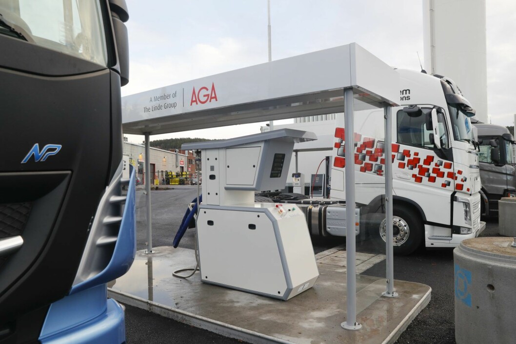 Norges første fyllestasjon for flytende biogass som drivstoff til tungtransport åpnet på Furuset i april i fjor. Nå kan kjøretøy på biogass ende opp med å få bompengerabatt. Foto: Cornelius Poppe / NTB scanpix