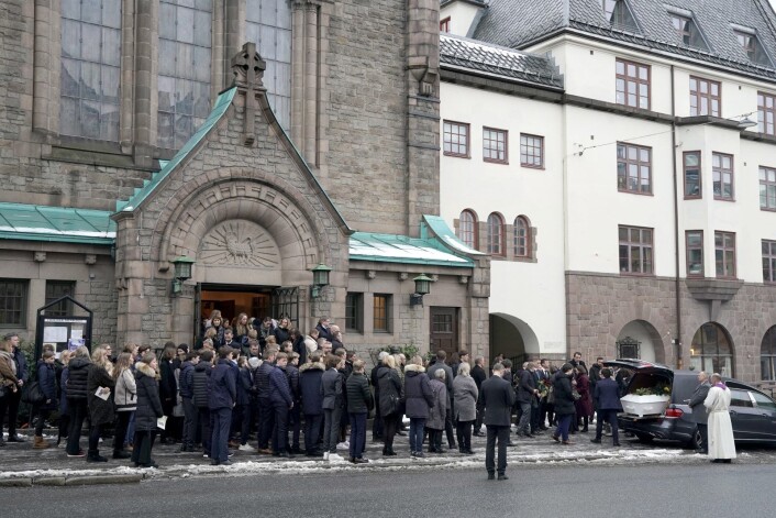 Mange medelever fra Ruseløkka skole var tilstede i bisettelsen i Frogner kirke, og fulgte båren med 15 år gamle Even Warsla Meen. Foto: Cornelius Poppe / NTB scanpix Mange medelever fra Ruseløkka skole var tilstede i bisettelsen i Frogner kirke, og fulgte båren med 15 år gamle Even Warsla Meen. Foto: Cornelius Poppe / NTB scanpix