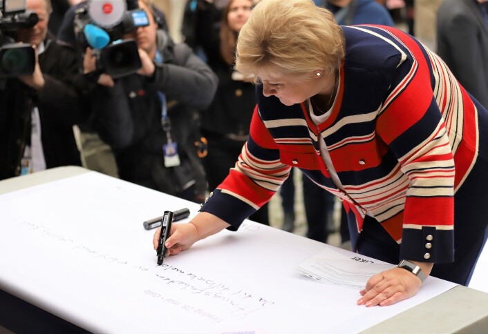 Erna Solberg skrev den foerste meldingen i den 60 meter lange Facebook-feeden som strakk seg over hele Youngstorget. Foto: André Kjernsli Erna Solberg skrev den foerste meldingen i den 60 meter lange Facebook-feeden som strakk seg over hele Youngstorget. Foto: André Kjernsli