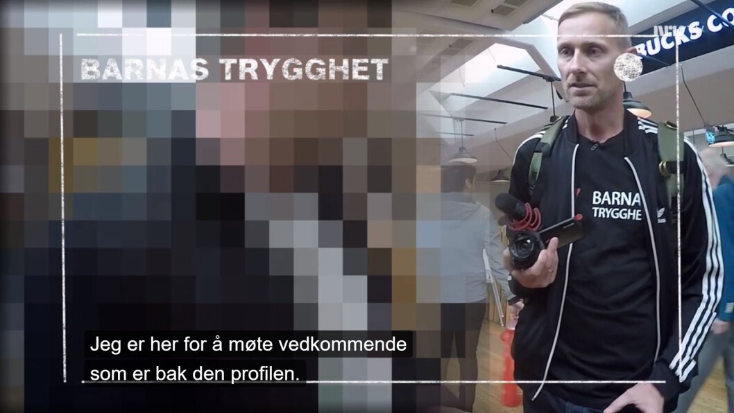 Stefan Dahlgren i organisasjonen Barnas trygghet konfronterer den over 50 år gamle mannen som skal møte en 13-årig jente. Skjermdump fra dokumentarserien Innafor Stefan Dahlgren i organisasjonen Barnas trygghet konfronterer den over 50 år gamle mannen som skal møte en 13-årig jente. Skjermdump fra dokumentarserien Innafor
