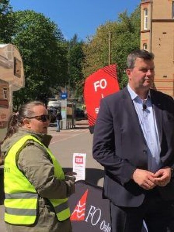 LO-leder Hans Christian Gabrielsen står på streikevakt utenfor Oslo universitetssykehus. Foto: Fagforbundet Oslo LO-leder Hans Christian Gabrielsen står på streikevakt utenfor Oslo universitetssykehus. Foto: Fagforbundet Oslo