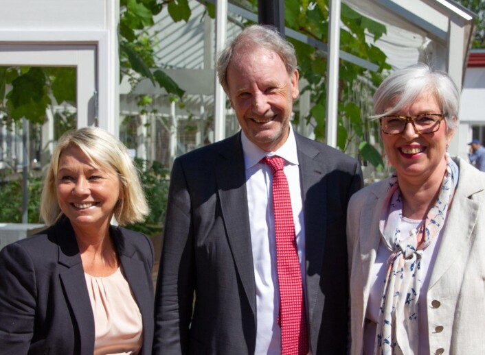 Fornøyde med orangeriet, (fra v.) statsråd Monica Mæland, Direktør Olav Aaraas og direktør Gro Bratsberg, fra Statsbygg. Foto: Hans Magnus Borge Fornøyde med orangeriet, (fra v.) statsråd Monica Mæland, Direktør Olav Aaraas og direktør Gro Bratsberg, fra Statsbygg. Foto: Hans Magnus Borge