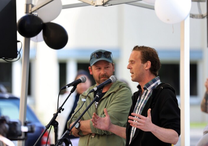 Petter Nyquist og Richard Prøsch forteller de mange gjestene hvor viktig slike arbeidsplasser er. Foto: André Kjernsli Petter Nyquist og Richard Prøsch forteller de mange gjestene hvor viktig slike arbeidsplasser er. Foto: André Kjernsli