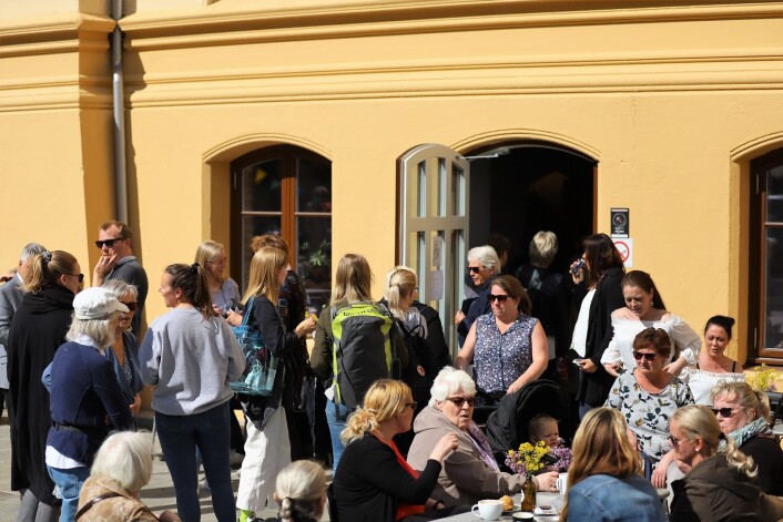 Lang kø lenge for å bli betjent i kafeen den første dagen. Foto: André Kjernsli Lang kø lenge for å bli betjent i kafeen den første dagen. Foto: André Kjernsli