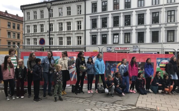 Elever ved Oslo kulturskole står bak tegningene som gjør byggegjerdene ved Birkelunden og Olav Ryes plass vakrere. Foto: Fremtidenbyreise.no Elever ved Oslo kulturskole står bak tegningene som gjør byggegjerdene ved Birkelunden og Olav Ryes plass vakrere. Foto: Fremtidenbyreise.no