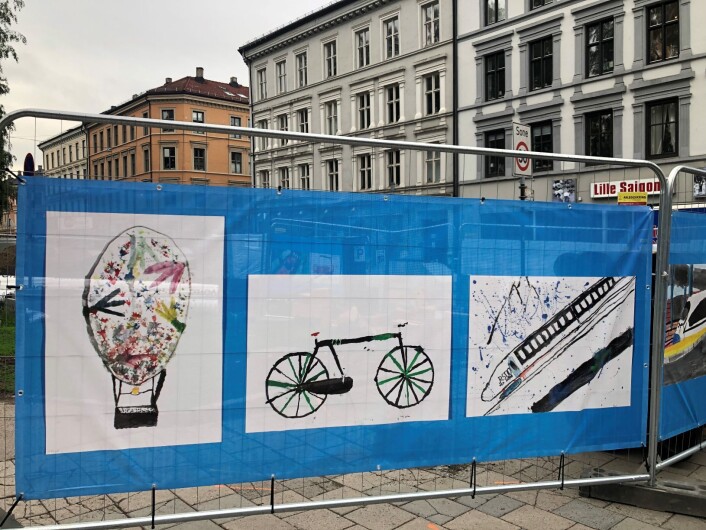 Kunst på byggegjerdene. Foto: Line Holand Kunst på byggegjerdene. Foto: Line Holand
