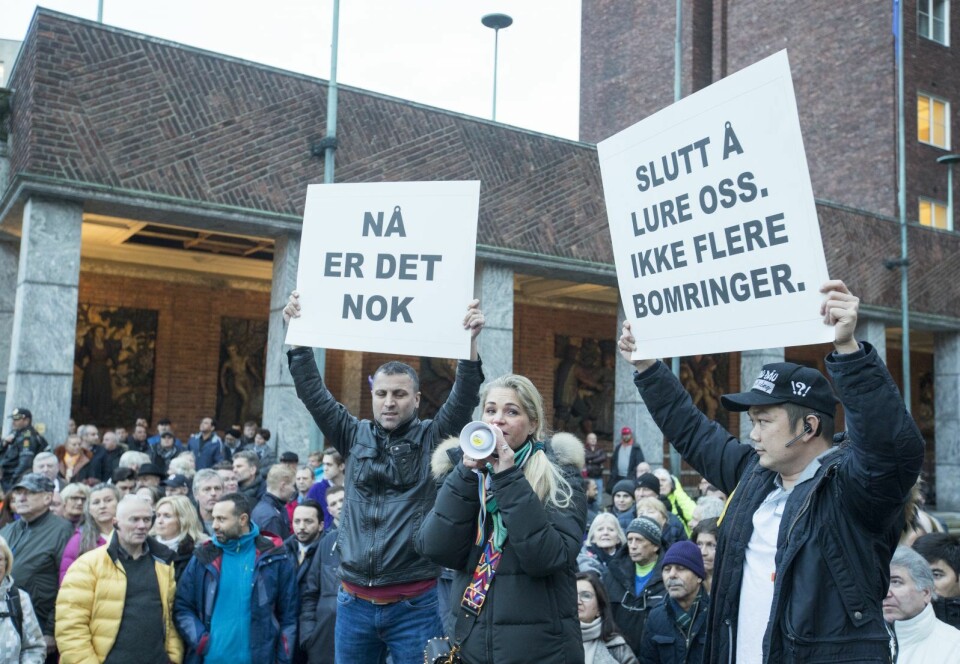 I november 2017 møtte omlag 4.000 mennesker opp utenfor Oslos rådhus og demonstrerte mot bompenger. Cecilie Lyngby, i midten, var en av initiativtakerne. Foto: Terje Pedersen / NTB scanpix